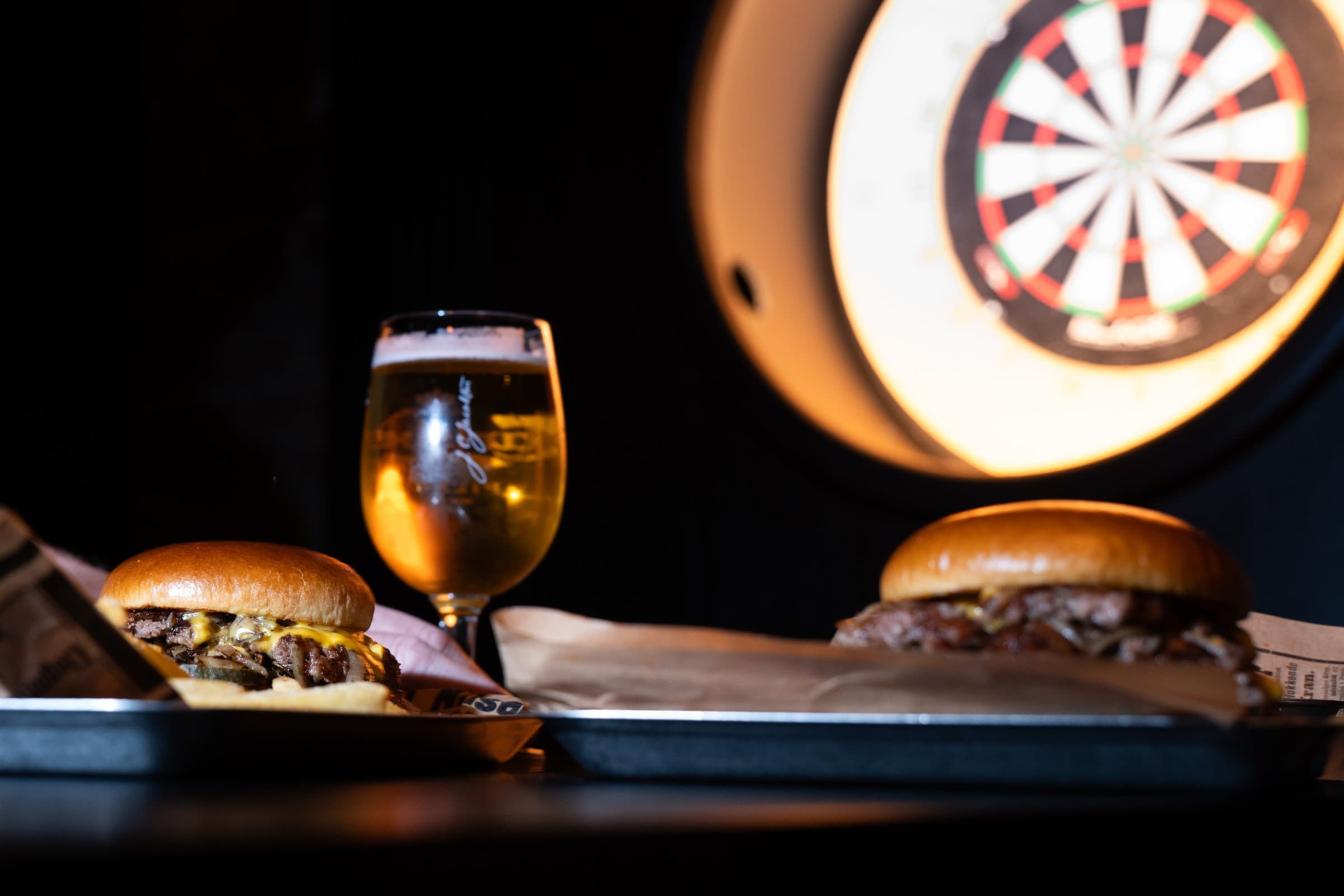 Burger og dartkveld hos Pressverket